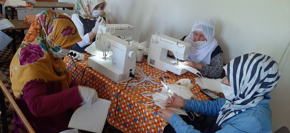 Mahallenin kadınları maske üretmek için gönüllü oldu 