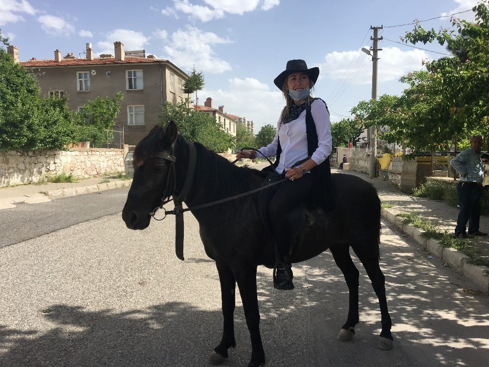 Mahallenin ’Kovboy Muhtarı’ atıyla mahalleyi geziyor 