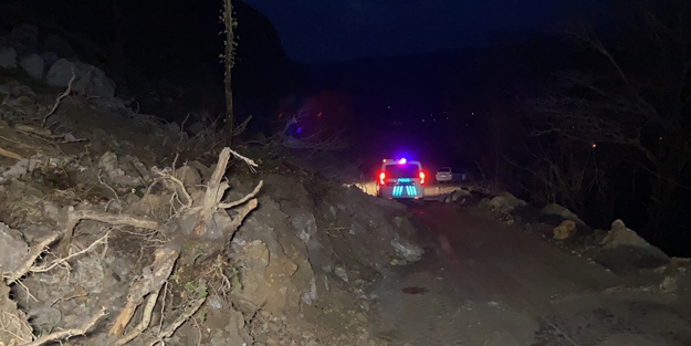 Mahallenin yolu heyelan sonrası kapandı