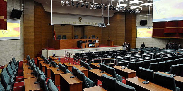 Mahkemede ilginç anlar! Hakim duruşma salonundan çıktı