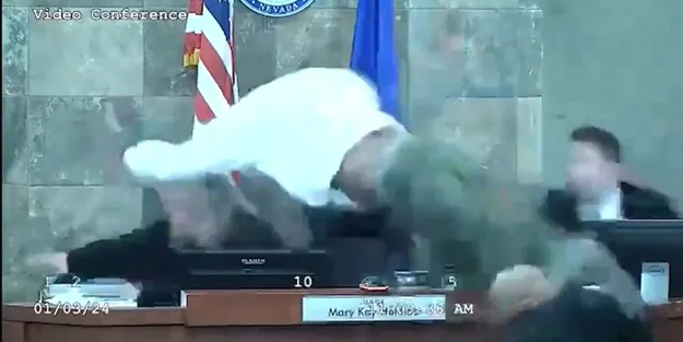 Mahkemede kaos! Ceza veren hakimin üzerine atladı