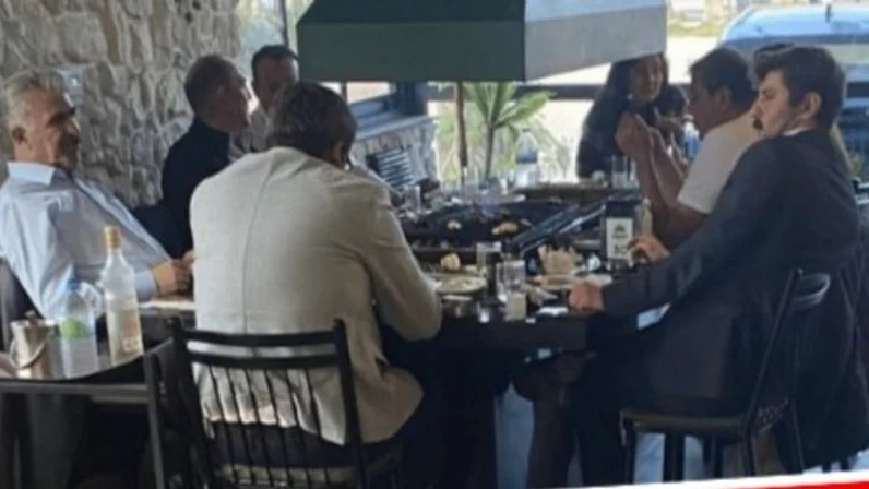 Mahkemeye mi geldiniz meyhaneye mi! CHP’liler duruşma arasında kafayı çekti