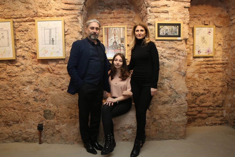 Mahkum çocuklarının çizdiği resimlerden ilham aldı, sergi açtı 