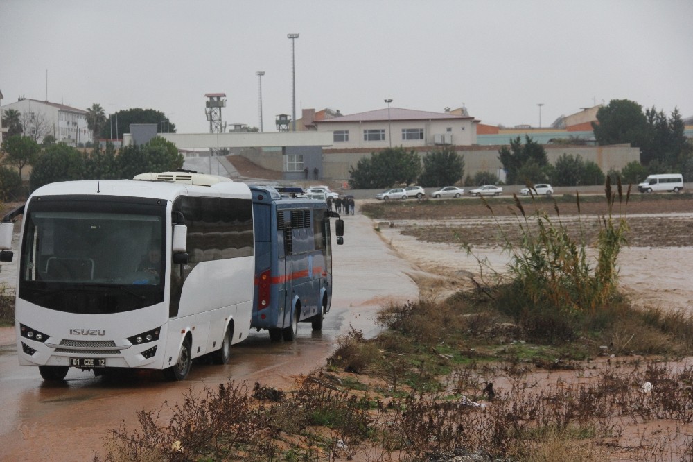 Mahkumlar nehre dönen cezaevi yolunda kaldı 