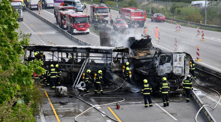 Mahkûmları taşıyan otobüsle, tank taşıyan TIR çarpıştı... Ortalık savaş alanına döndü