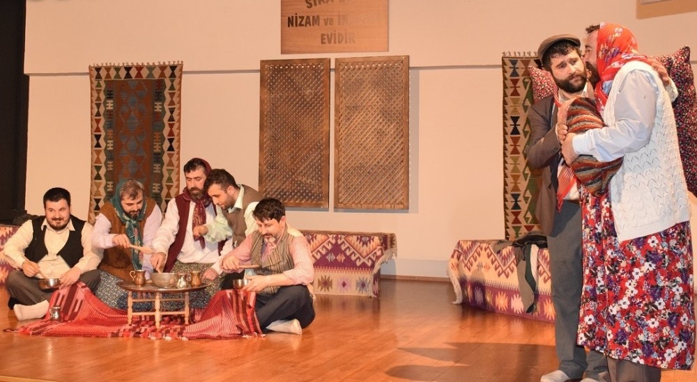 Mahkumların tiyatro oyunu ayakta alkışlandı 