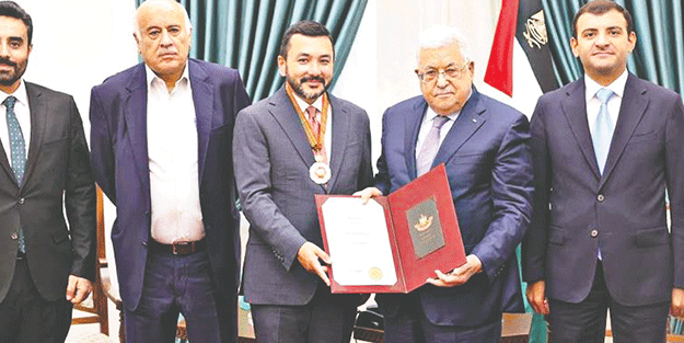 Mahmud Abbas’tan ICYF Başkanı Ayhan’a devlet liyakat nişanı