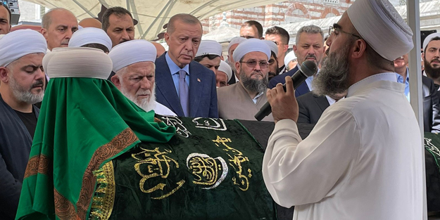 Mahmut Efendi'nin tabutunun üzerindeki örtü dikkat çekmişti! Sırrı çözüldü