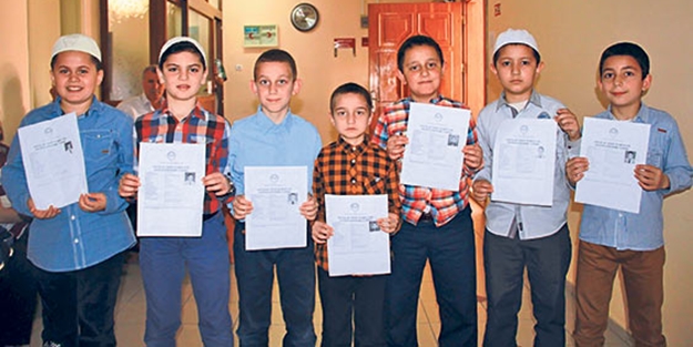 Mahmut Esat 8 yaşında hafız oldu