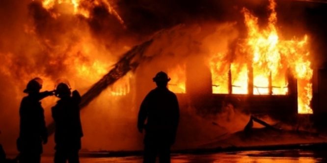 Yanan evini çaresiz gözlerle izledi