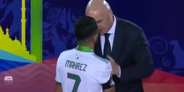 Mahrez'den darbecilere tarihi tavır! Yüzlerine bile bakmadı