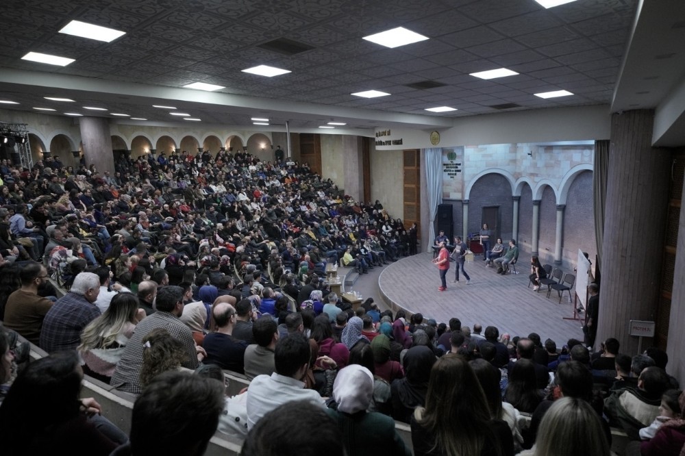 Mahşer-i Cümbüş izleyicileri kahkahaya boğdu 