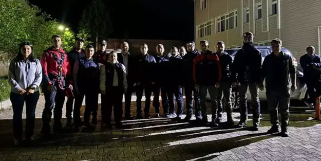 Mahsur kalan dağcılar helikopterle kurtarıldı