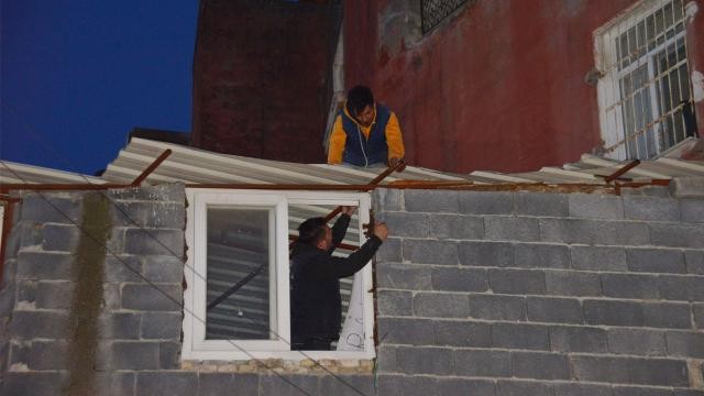 Mahsur kalan hırsıza önce yolu gösterdi, sonra sopayla saldırdı
