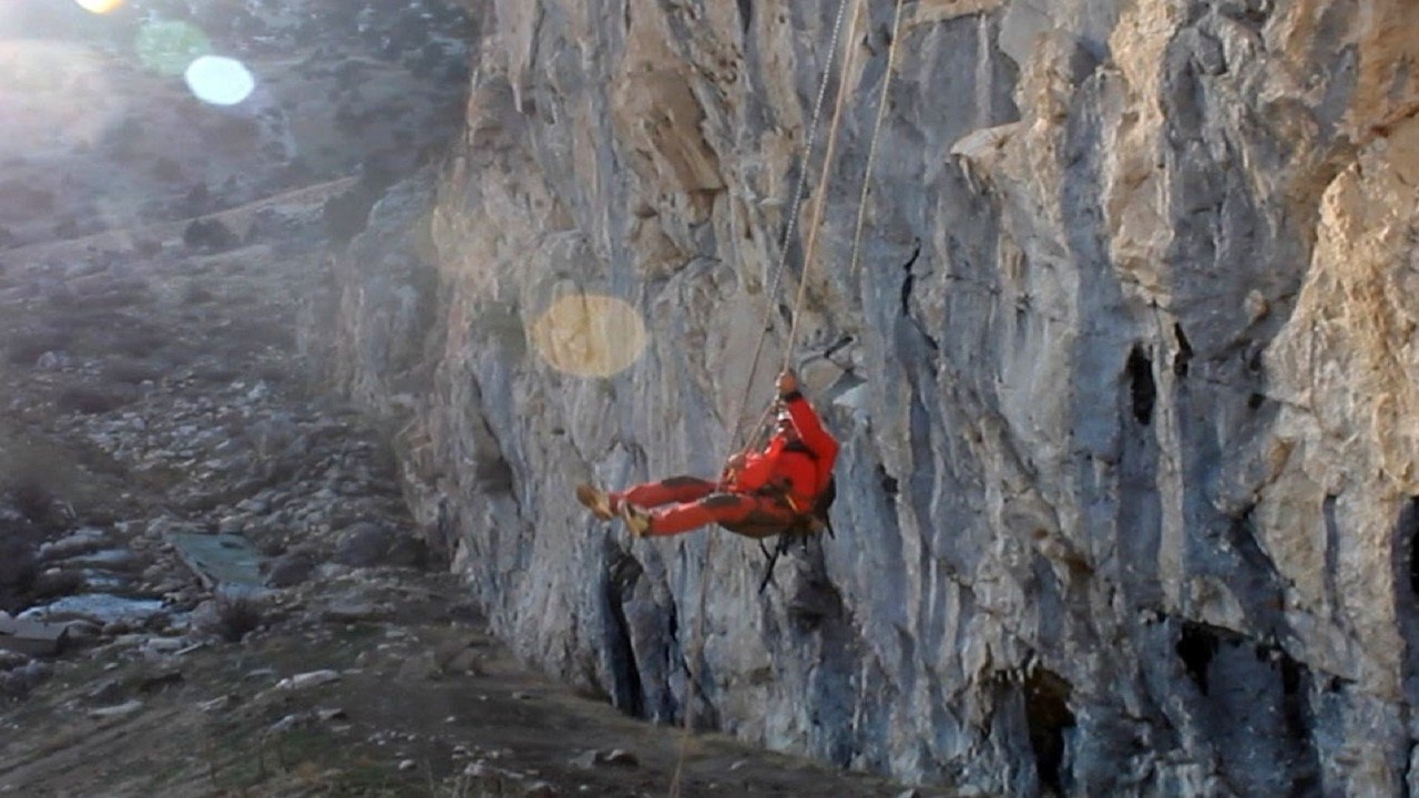 Mahsur kalan keçilerin imdadına dağcılar koştu