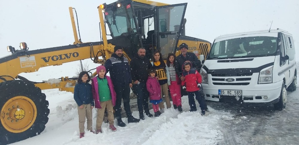 Mahsur kalan öğrenci servisinin imdadına iş makinesi yetişti 