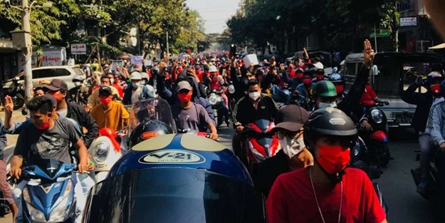 Mahsur kalan protestocuları gözaltına almak istediler! Myanmar'da halk sokağa döküldü