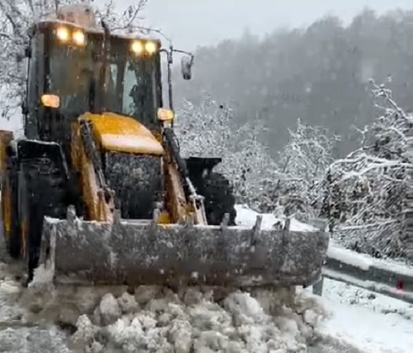 Mahsur kalanların imdadına kepçe yetişti