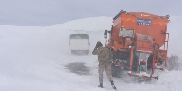 Mahsur kalanların yardımına jandarma yetişti