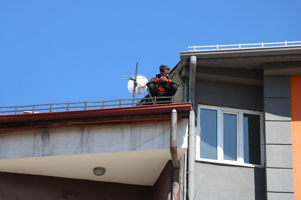 Mahsur kaldığı çatıda bağdaş kurarak kurtarılmayı bekledi, kimse çatıya neden çıktığını anlayamadı 