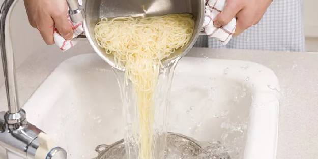 Makarna suyunu asla lavaboya dökmeyin!