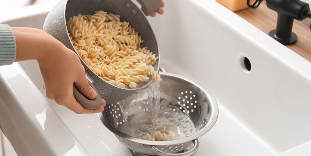 Makarna suyunu lavaboya dökmeyin! Bakın ne işe yarıyor