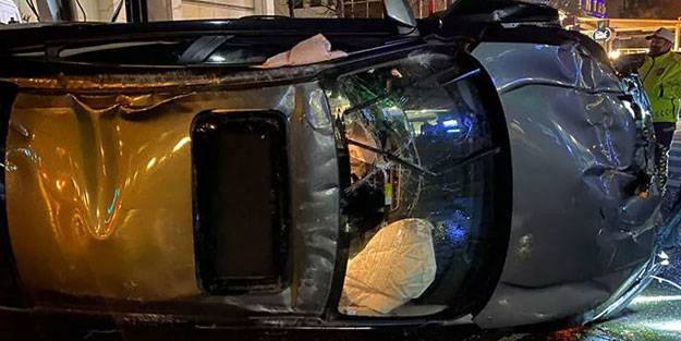 Makas atan otomobil ağaç ve sokak lambasına çarptı