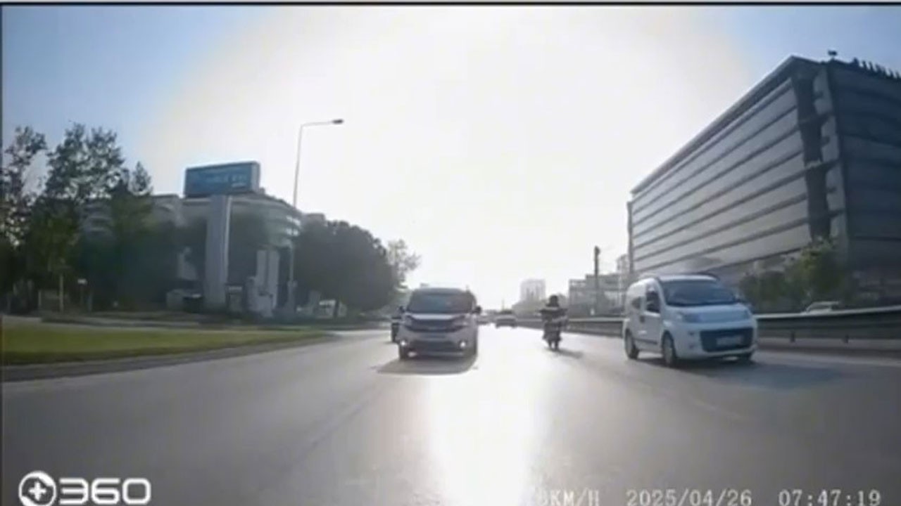 Makas atan sürücü kameraya böyle yakalandı