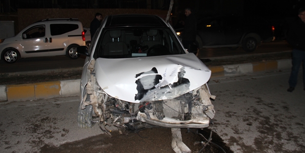 Makas atan sürücü polis aracına çarptı