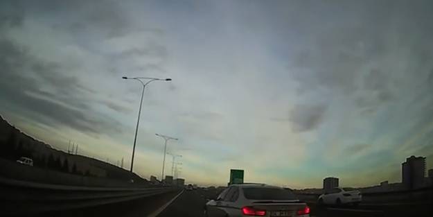 Makas atan sürücünün trafiği tehlikeye soktuğu anlar kamerada!