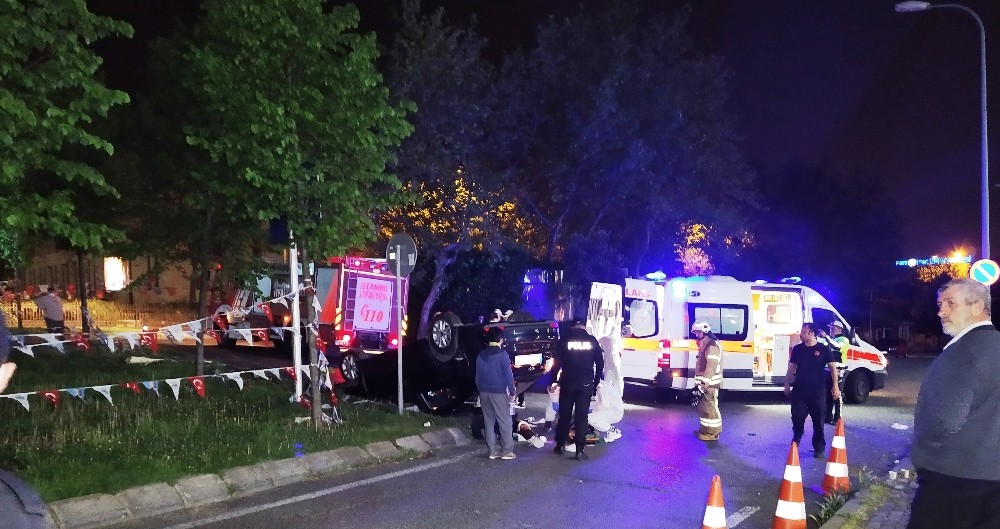 Makas attığı ileri sürülen otomobil takla atarak iş yerinin bahçesine girdi: 3 yaralı 
