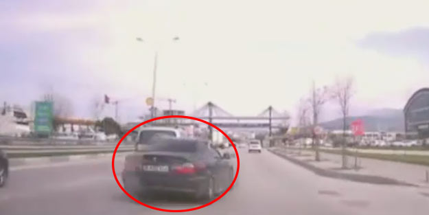 Makas terörü! Feci kaza saniye saniye kaydedildi