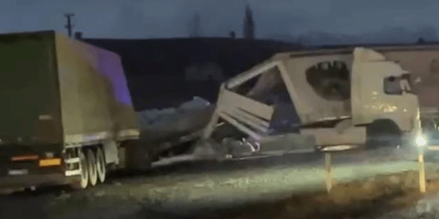 Makasladı karşı şeride geçti: 3 tır birbirine girdi