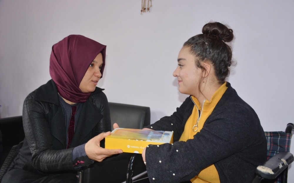 Makbule’nin tablet hayalini kaymakam eşi gerçekleştirdi 