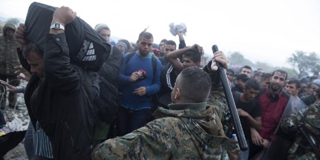 Makedon polisi mültecilere acımadı!