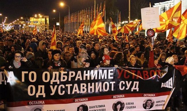 Makedonya'da Anayasa Mahkemesi protesto edildi