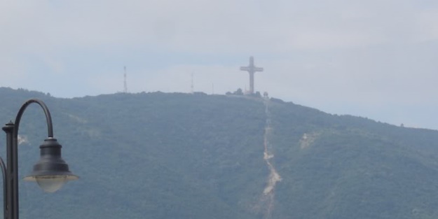 Müslümanlar dev ''Haç'' a karşı ayaklandı