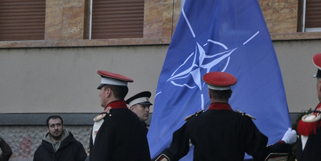 Makedonya'da NATO bayrağı göndere çekildi! - Yeni Akit