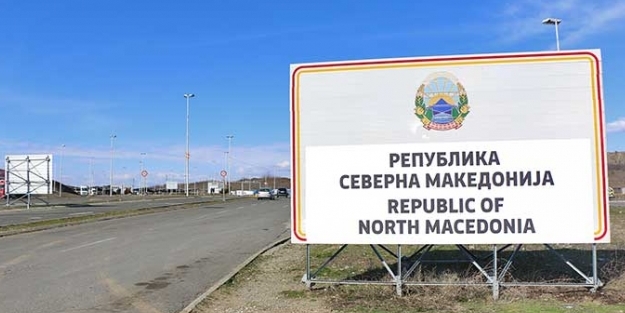 Makedonya'da tabelalar değişti! Yunanistan sınırına da konuldu