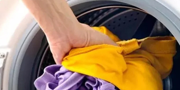 Makinede çeken kıyafetleriniz eski haline gelecek! Sadece iki kaşık eklemek yetiyor…