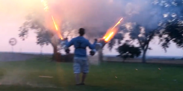 Makineli tüfekle nasıl havai fişek patlatılır? - VİDEO