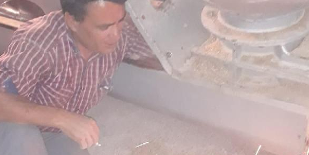 Makineye kolu sıkıştı, elinde sigarayla kurtarılmayı bekledi