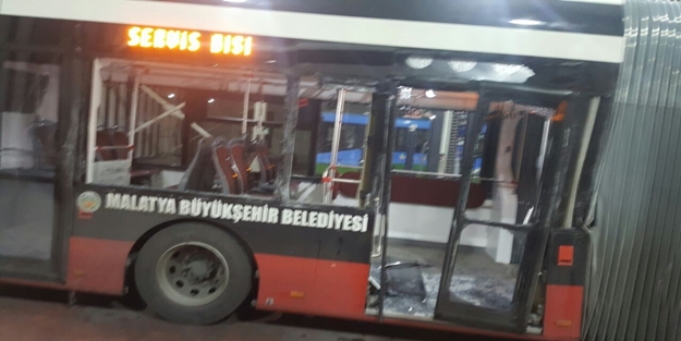 Malataya'da TIR trambüse çarptı: 6 yaralı