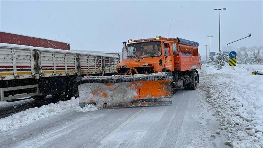 Malatya-Adıyaman kara yolu kar nedeniyle tır ve kamyon geçişine kapatıldı
