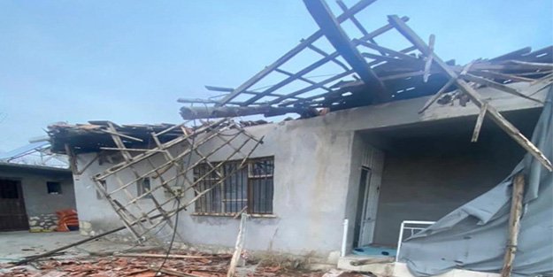 Malatya Battalgazi'deki depremde bir evin çatısı çöktü!