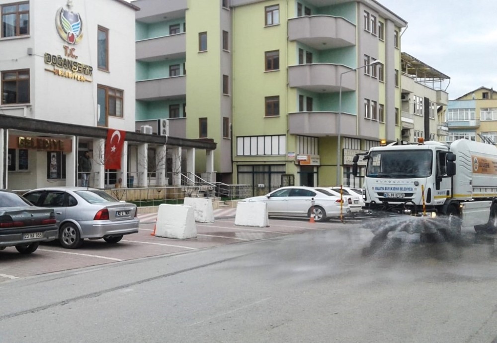 Malatya Büyükşehir Belediyesi ilçelerde de dezenfekte yapıyor 