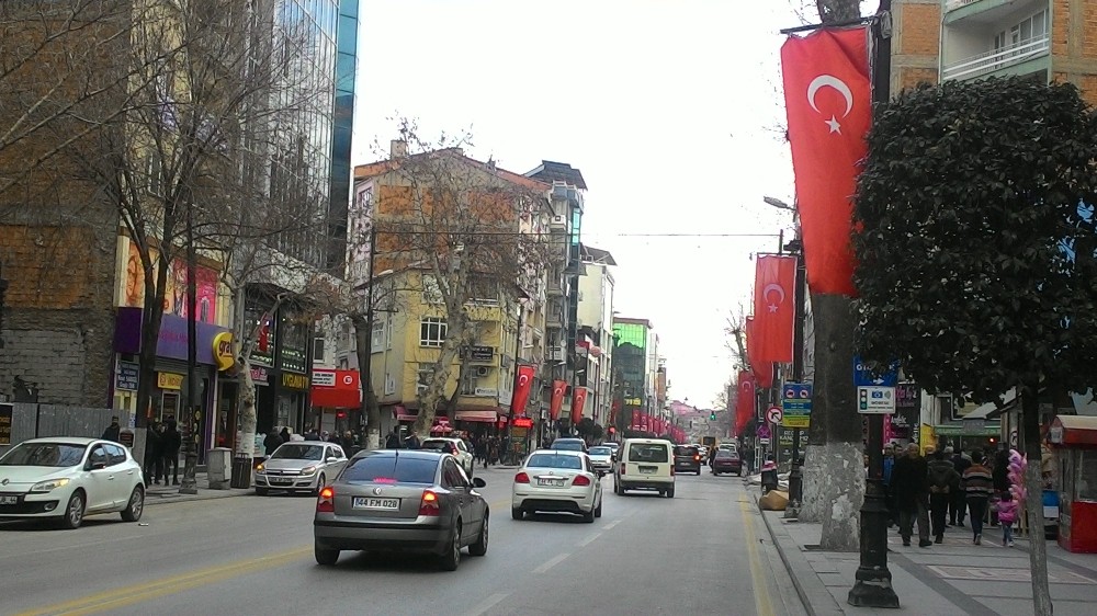 Malatya caddeleri Türk bayraklarıyla donatıldı 