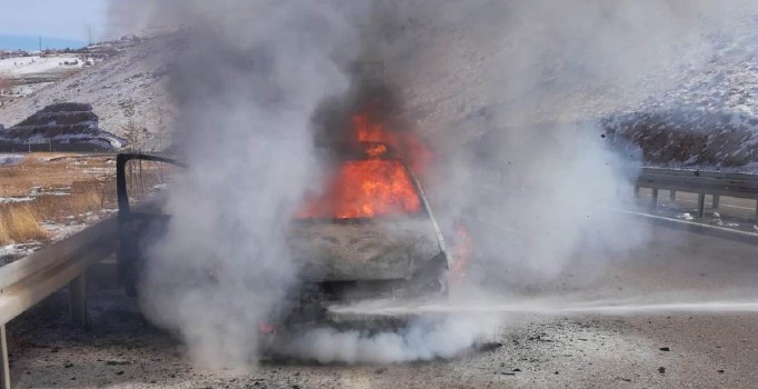 Malatya-Kayseri karayolunda seyir halindeki araç alev topuna döndü