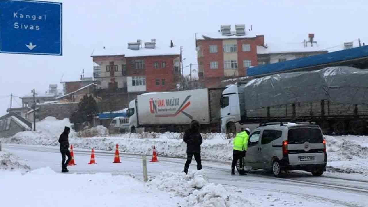 Malatya-Sivas yolu kar nedeniyle kapandı
