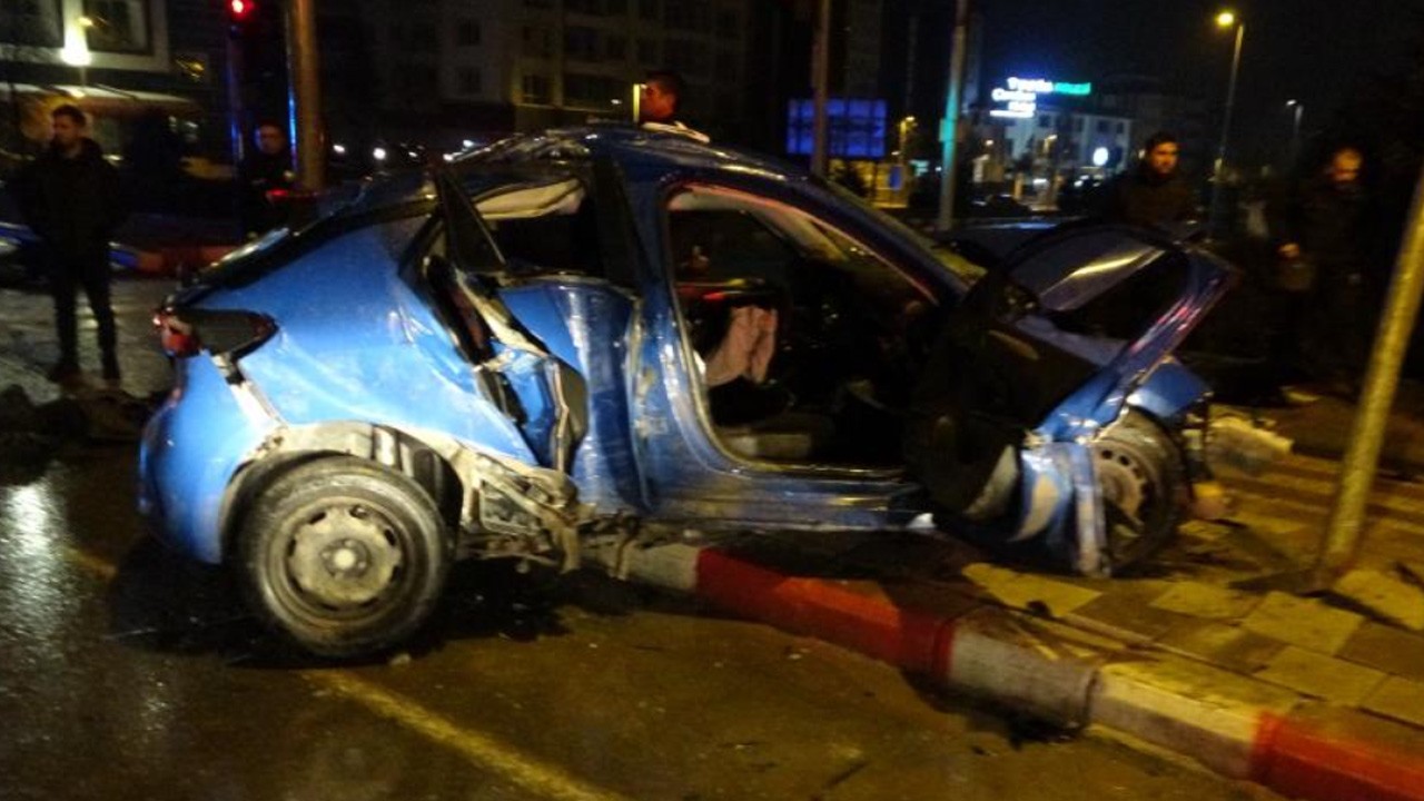 Malatya'da 2 araç çarpıştı! Araçlar hurdaya döndü